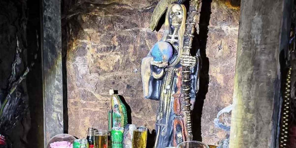 Encuentran altares a la Santa Muerte y Satanás con ofrendas en huachitúnel en Hidalgo