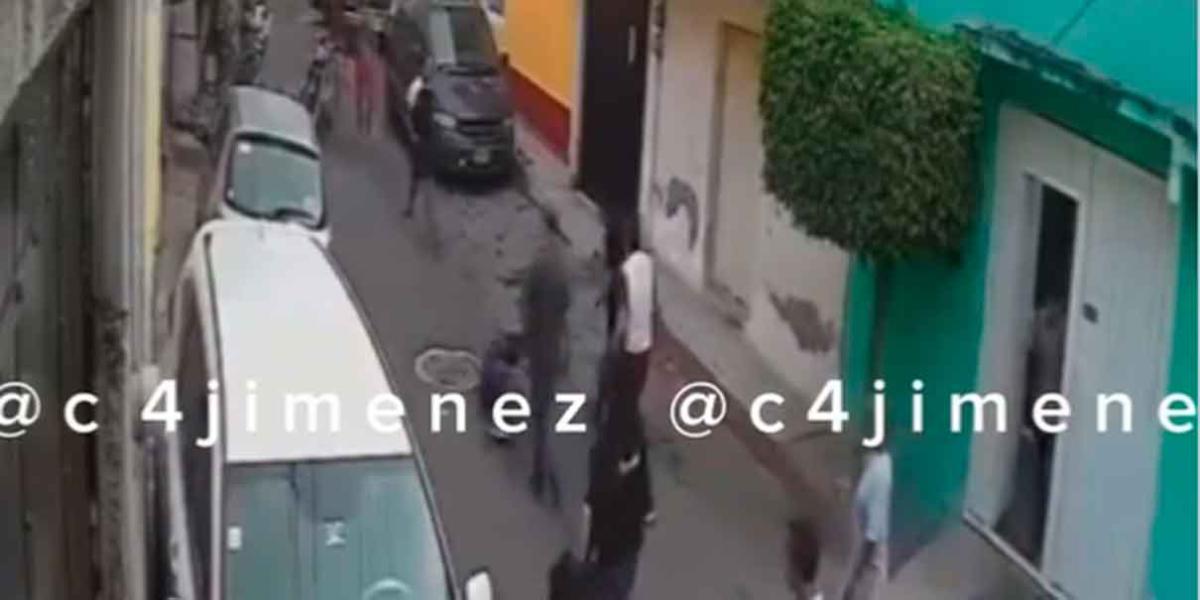 VIDEO. Vecinos sorprenden a ladrón en Iztapalapa y le dan tremenda golpiz4